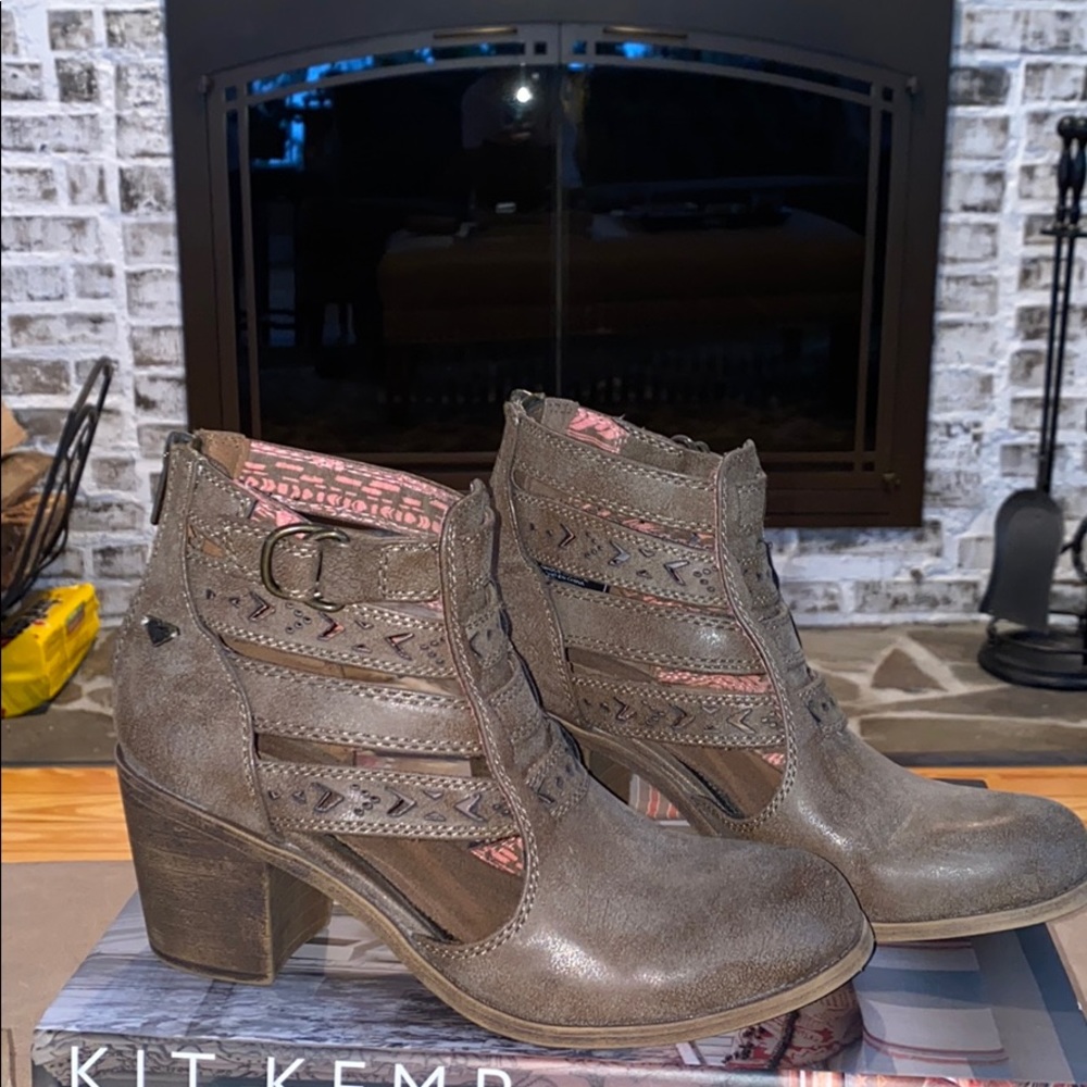 Roxy taupe heel booties